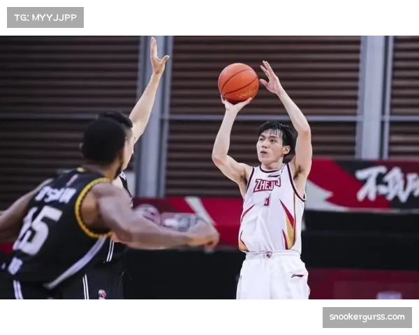 总决赛失利后，阳光队更衣室内的寂静与反思